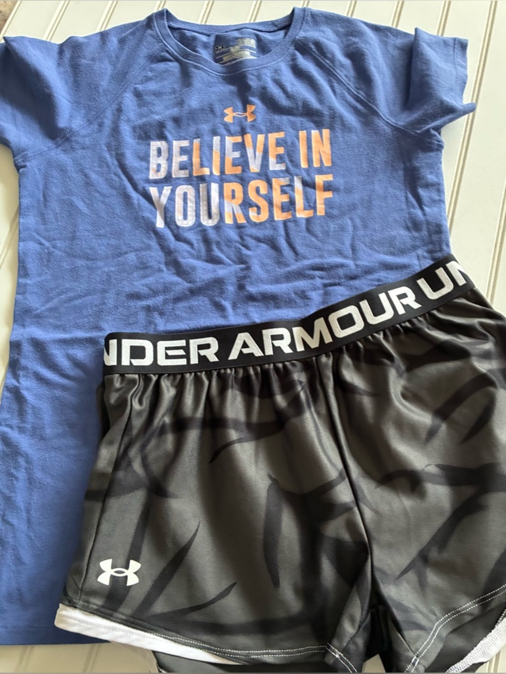 UNDER ARMOUR girls size large  short set
